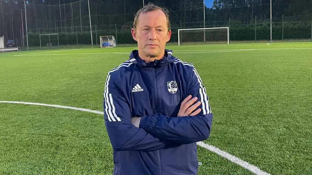 O t&eacute;cnico da selecci&oacute;n galega, Manolo Garc&iacute;a, o pasado 28 de outubro nun adestramento da Irmandi&ntilde;a en Mi&ntilde;o (As Mari&ntilde;as). (Foto: RFGF)