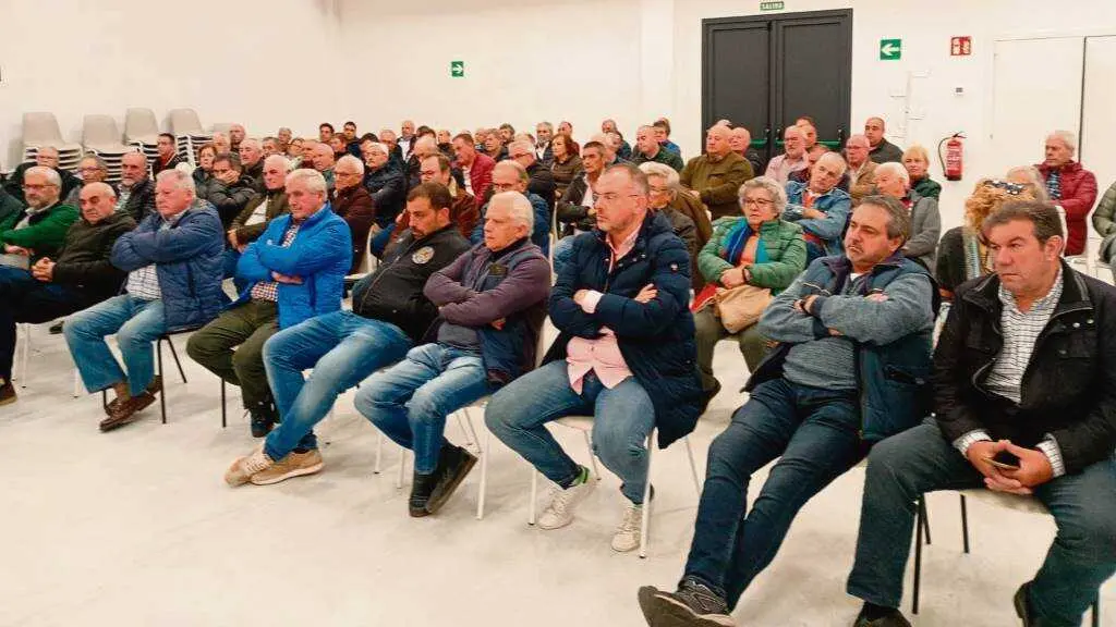 Reuni&oacute;n de pequenos propietarios do interior da provincia de Lugo, a pasada semana, en Castroverde. (Foto: N&oacute;s Diario)