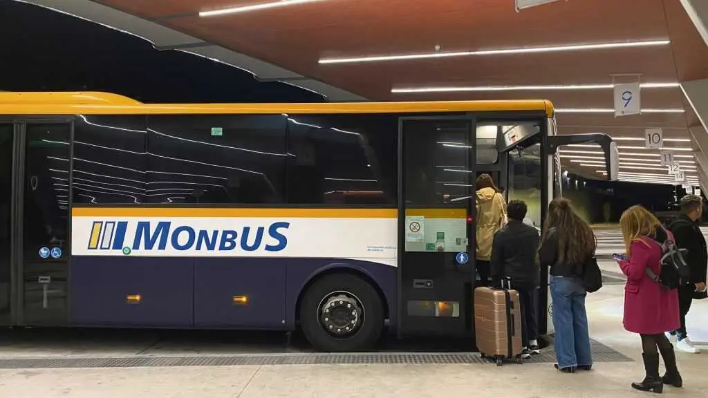 Autobuses de Monbus na estaci&oacute;n de Santiago de Compostela. (Foto: Arias)