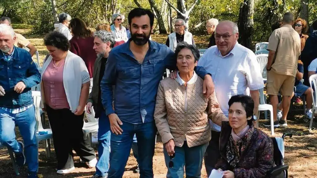 A filla de Juan Lago co seu home e a s&uacute;a descendencia na homenaxe de Paredes. (Foto: A Regaduxa)