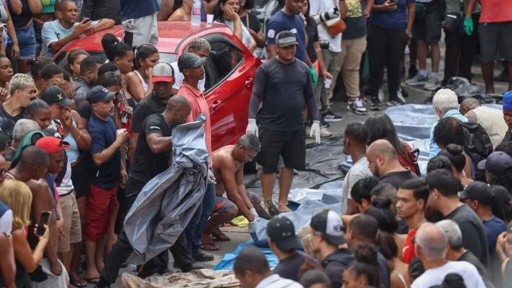 Veci&ntilde;anza do Complexo do Alem&atilde;o e da Penha velando os corpos na praza da comunidade ap&oacute;s a operaci&oacute;n policial. (Foto: Tomaz Silva / Agencia Brazil / dpa)