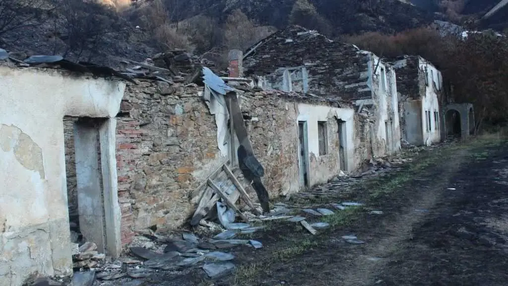 Edificios danados polos incendios na contorna da mina de Valborraz, nos montes de Casaio (Valdeorras). (Foto: Sputnik Galego)