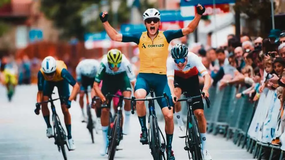 Mart&iacute;n Rey chegando &aacute; meta na s&uacute;a vitoria na Santikutz Klasika de Legazpi (Euskadi) deste ano. (Foto: Club Ciclista Padron&eacute;s Cortizo)