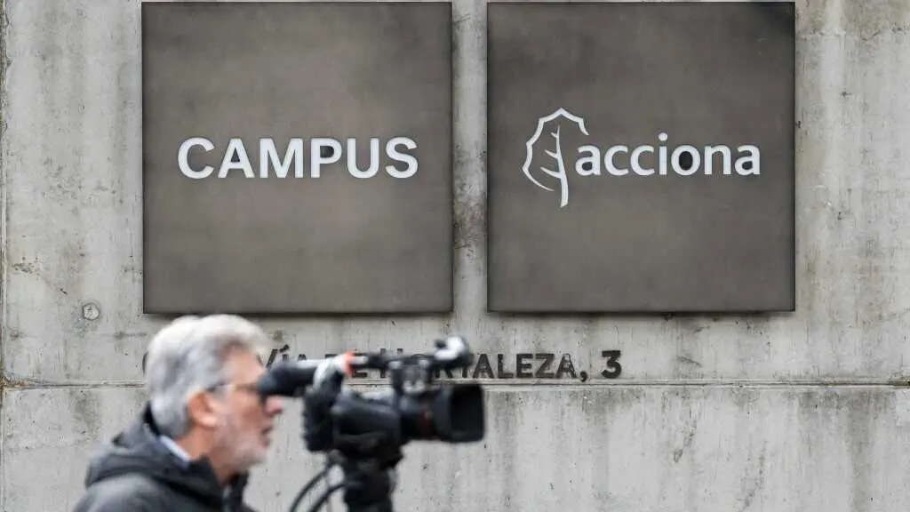 Logotipo de Acciona na s&uacute;a sede de Madrid. (Foto: Diego Radam&eacute;s / Europa Press)