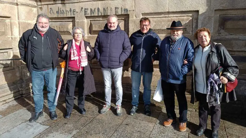 Coa pintada de Adiante Semanario como fondo e de Esquerda a dereita Hixinio Ara&uacute;xo,Paz G&oacute;mez del Valle,Carlos Babio, Rub&eacute;n Centeno e dous menbros de Amigos da Rep&uacute;blica de Ourense, este s&aacute;bado. (Foto: Comit&eacute; de Memoria Hist&oacute;rica da Comarca de Celanova)
