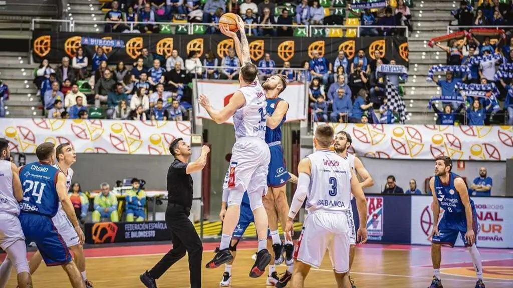 Salto inicial da final da primeira edici&oacute;n da Copa entre Obradoiro e San Pablo Burgos. (Foto: SPB / Cintia Cort&eacute;s)