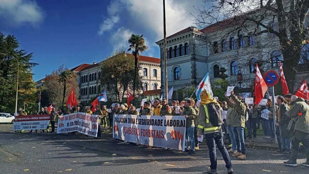 Decenas de bombeiros, ante a sede da Xunta da Galiza en San Caetano, esta segunda feira. (Foto: EUROPA PRESS)