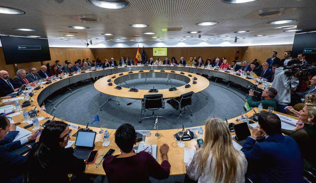La vicepresidenta primera y ministra de Hacienda, Mar&iacute;a Jes&uacute;s Montero, durante la reuni&oacute;n del Consejo de Pol&iacute;tica Fiscal y Financiera (CPFF), en el Ministerio de Hacienda, a 17 de noviembre de 2025, en Madrid (Espa&ntilde;a). Durante la reuni&oacute;n se prev&eacute; que el Ministerio de Hacienda traslade a las Comunidades Aut&oacute;nomas cu&aacute;les son los objetivos de d&eacute;ficit y deuda de cara a 2026.

Alberto Ortega / Europa Press
17/11/2025