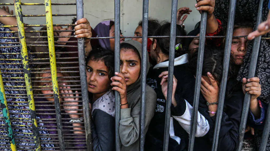 Crianzas tratando de conseguir comida o 20 de novembro de 2025 en Gaza. (Palestina). (Foto: Abed Rahim Khatib / DPA v&iacute;a Europa Press)