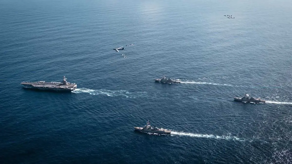 O portaavi&oacute;ns USS Gerald Ford escoltado por tres destrutores, un&nbsp;bombardeiro B-52 e oito cazas no mar Caribe o pasado 14 de novembro. (Foto: Goberno do os EUA)