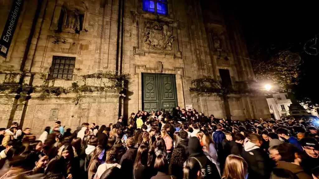 Mozas e mozos agardando ante a Igrexa da USC para entrar no concerto de 9Louro. (Foto: @navoltadafolla)