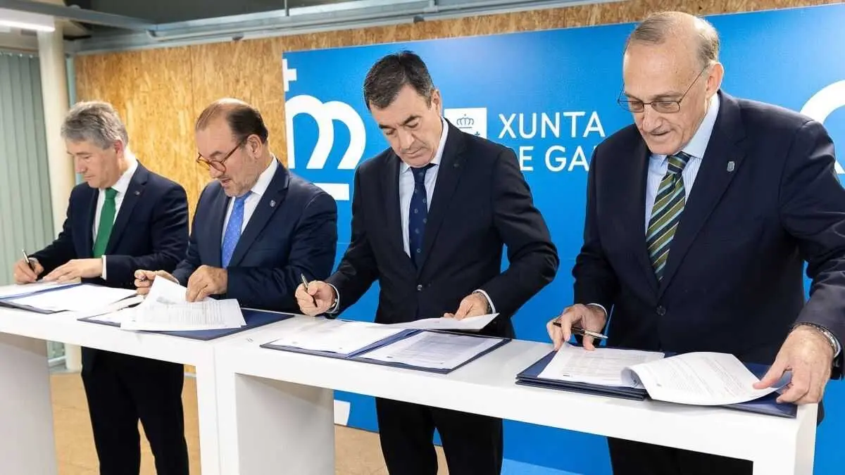 Ricardo Cao, Antonio L&oacute;pez, Rom&aacute;n Rodr&iacute;guez e Manuel Reigosa na sinatura do convenio e colaboraci&oacute;n en I+D+i o 6 de novembro. (Foto: Xunta da Galiza)