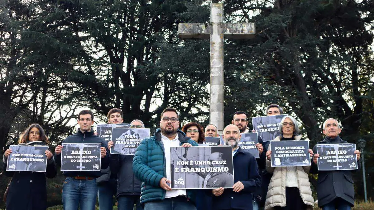 Acci&oacute;n do BNG ante a cruz franquista do Castro, este 1 de decembro en Vigo. (Foto: N&oacute;s Diario)