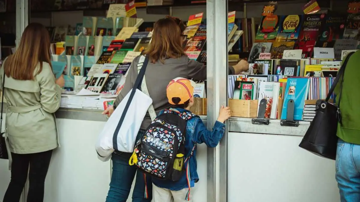 Varias persoas comprando libros nun posto en Compostela. (Foto: Arxina)