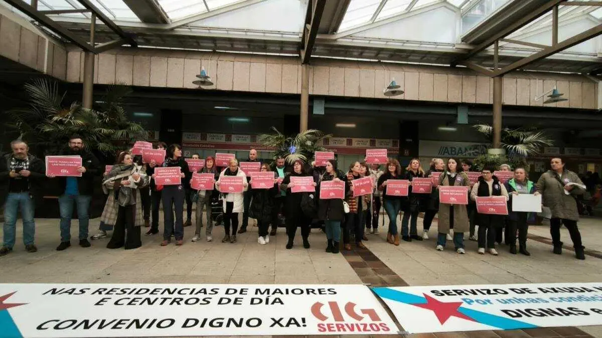 Persoal do SAF e de residencias privadas, este 3 de decembro na lonxa do Concello de Vigo. (Foto: N&oacute;s Diario)