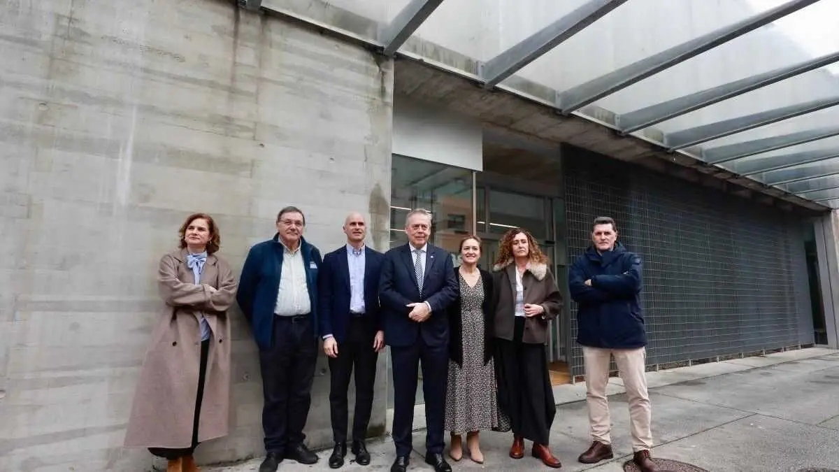 Antonio G&oacute;mez Caama&ntilde;o, no centro, esta cuarta feira en Pontevedra. (Foto: Xunta da Galiza)