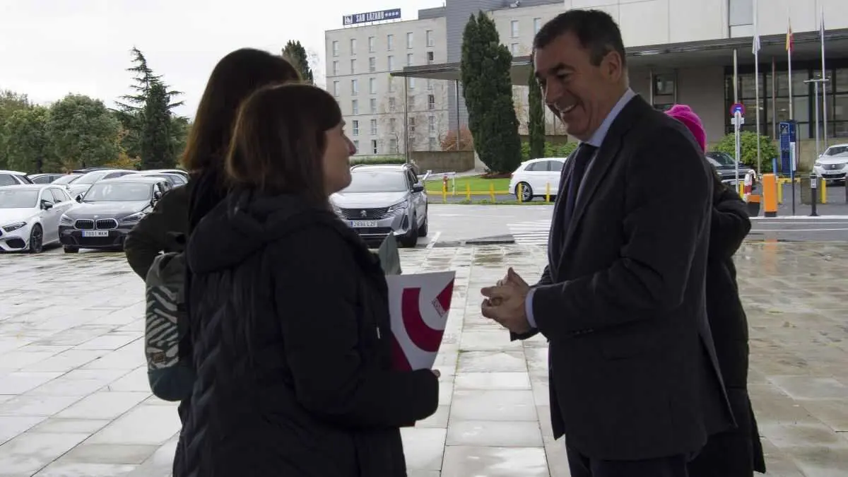 Laura Arroxo entreg&aacute;ndolle a Rom&aacute;n Rodr&iacute;guez as reclamaci&oacute;ns da CIG-Ensino e do STEG, en Compostela, esta cuarta feira. (Foto: N&oacute;s Diario)