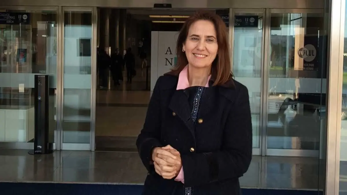 A directora da C&aacute;tedra de Estudos Galegos da Universidade de Lisboa, Ana S&aacute;nchez Tarr&iacute;o, diante da Faculdade de Letras. (Foto: N&oacute;s Diario)