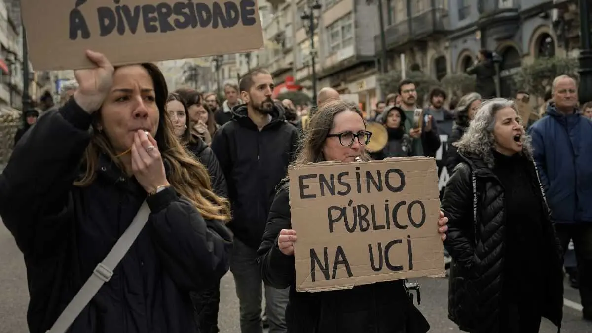 Mobilizaci&oacute;n do profesorado galego, este 16 de decembro en Vigo. (Foto: Adri&aacute;n Irago / Europa Press)