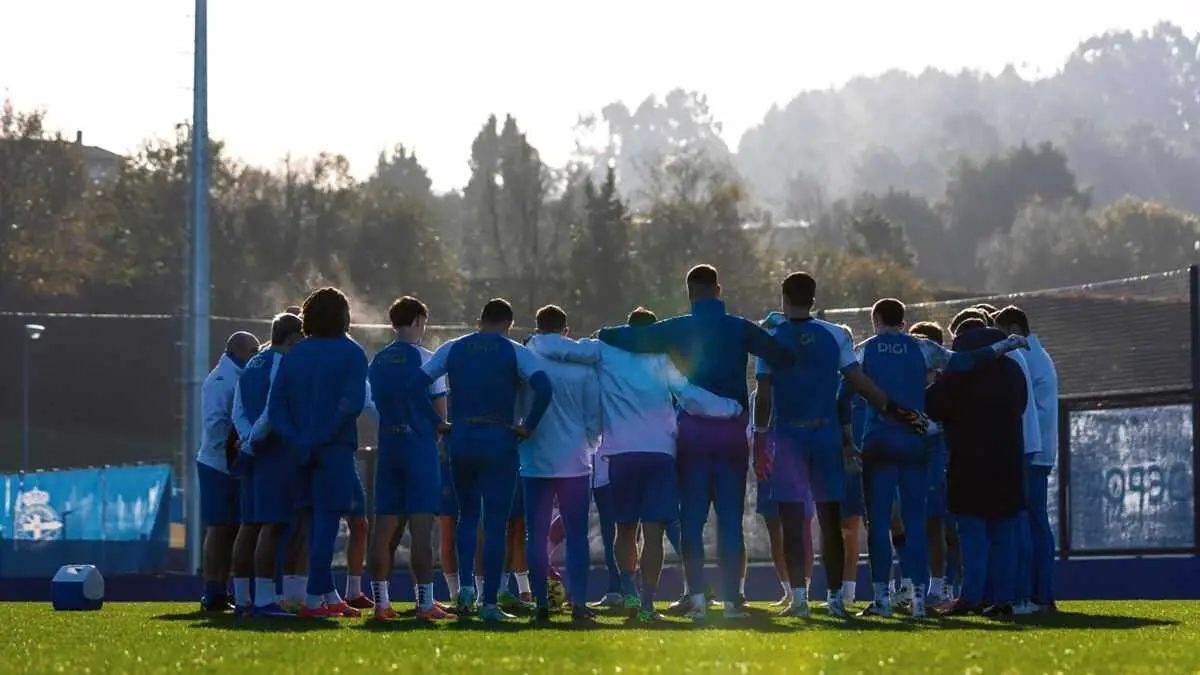 Os xogadores e o corpo t&eacute;cnico do Deportivo, onte, nas instalaci&oacute;ns do club en Abegondo (comarca da Coru&ntilde;a). (Foto: RC Deportivo)