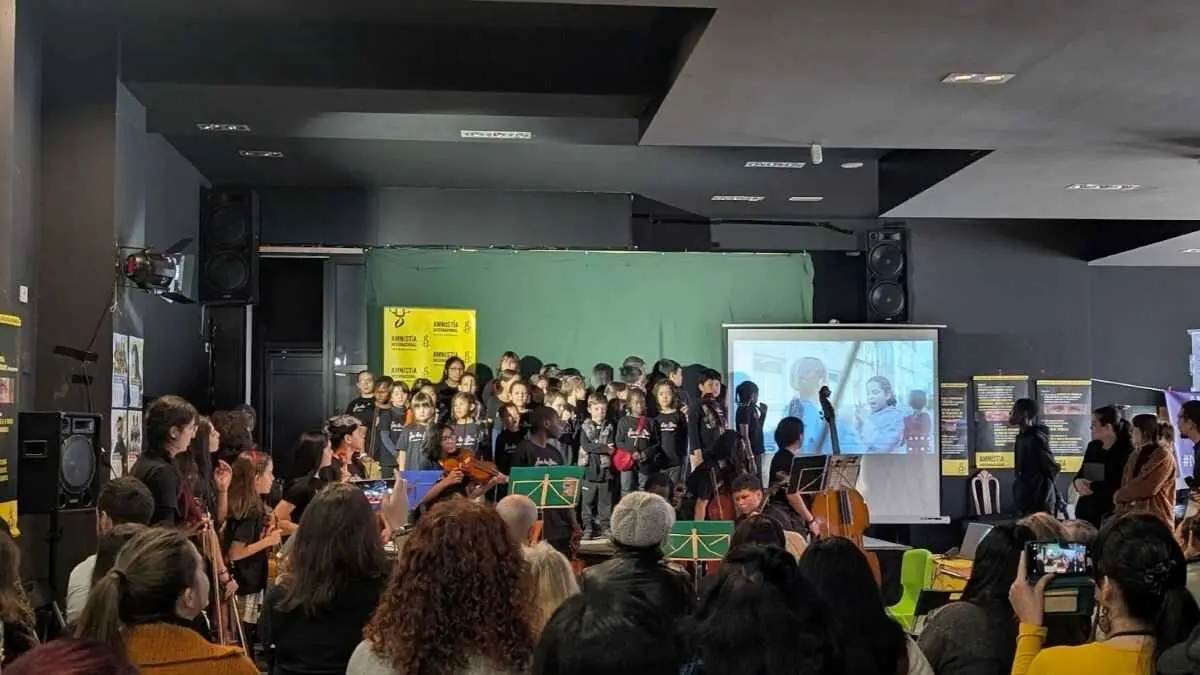 Actuaci&oacute;n do grupo musical Son Das Flores do CEIP Risco, no III Verm&uacute; polos DDHH celebrado o s&aacute;bado 13 de decembro no Centro Social A Nubeira (Vigo). (Foto: Amnist&iacute;a Internacional)