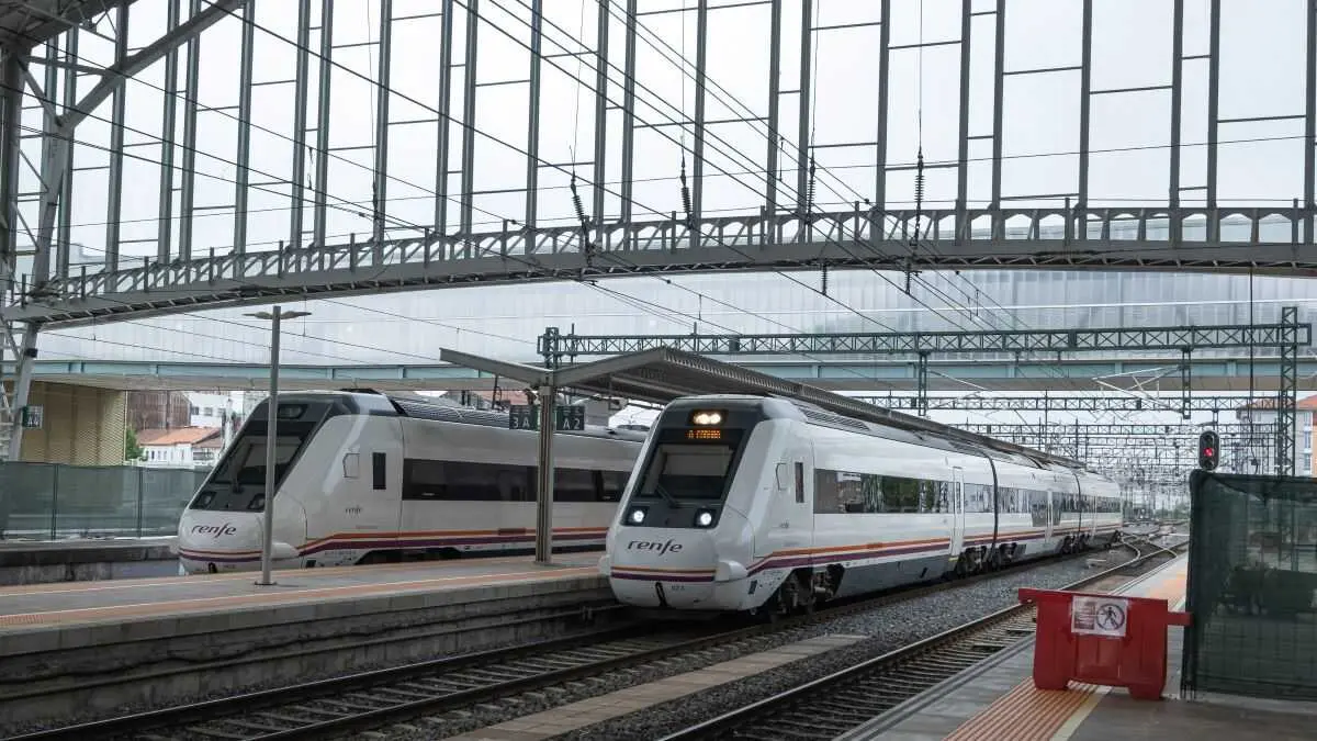 Trens parados na estaci&oacute;n ferroviaria de Santiago de Compostela. (Foto: Arxina)