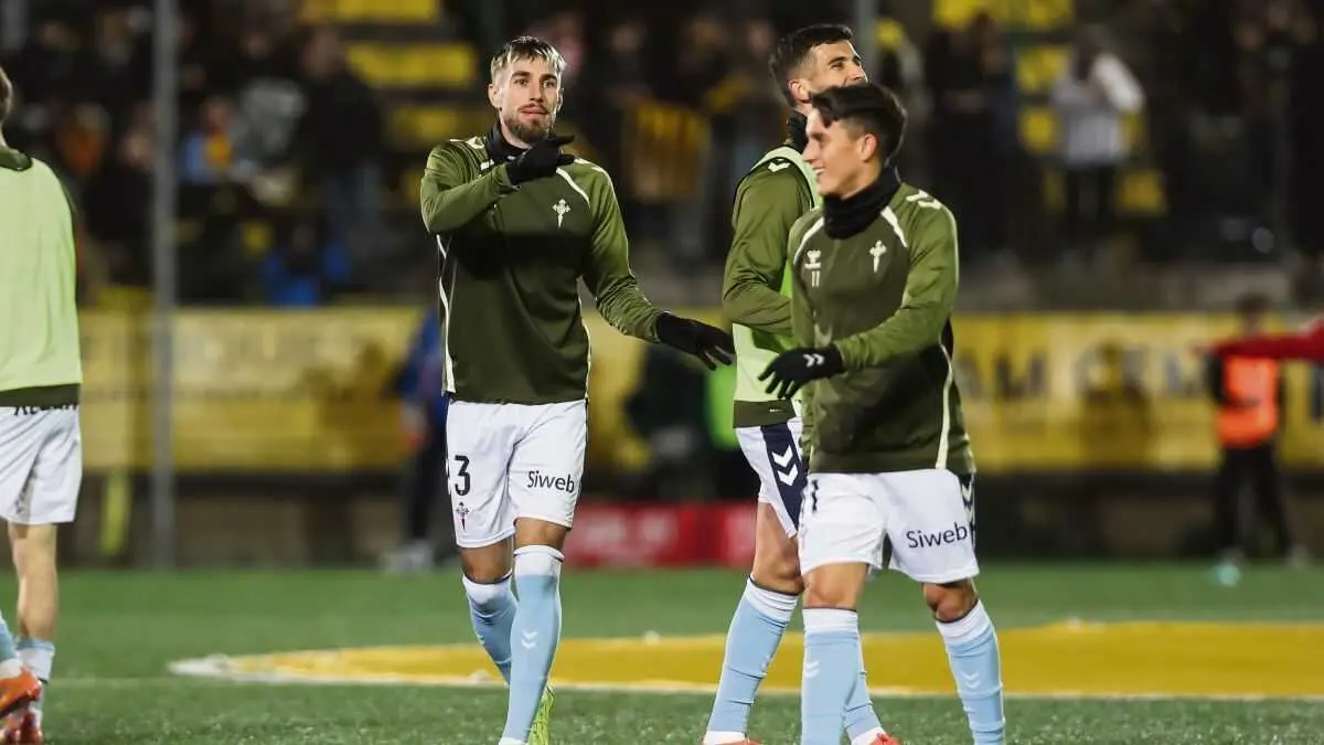 &Oacute;scar Mingueza, Carlos Dom&iacute;nguez e Franco Cervi quecendo antes do partido de Copa do Rei do Celta ante o Sant Andreu en Barcelona. (Foto:  AFP7 / Europa Press)
