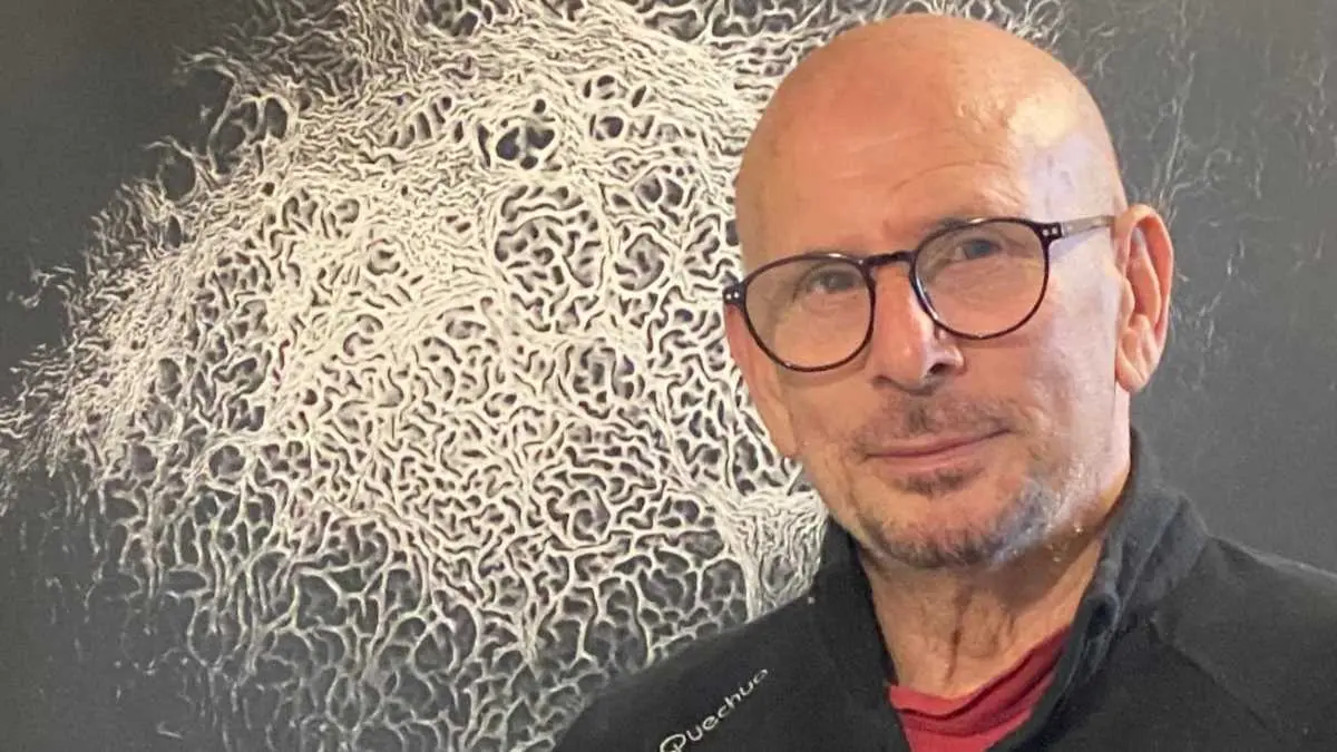 O artista Fernando Carballa cunha das obras da mostra que inaugurar&aacute; o 15 de xaneiro. (Foto: N&oacute;s Diario)