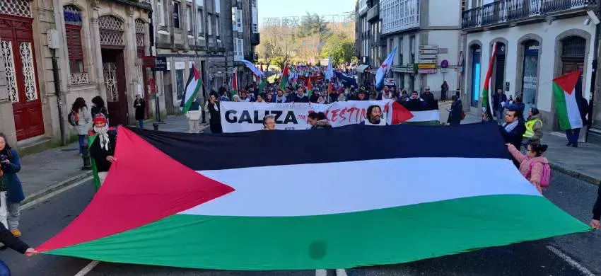 Cabeza da manifestaci&oacute;n en solidariedade con Palestina polas r&uacute;as de Compostela o 17 de decembro de 2023. (Foto: Nacho Pav&oacute;n)
