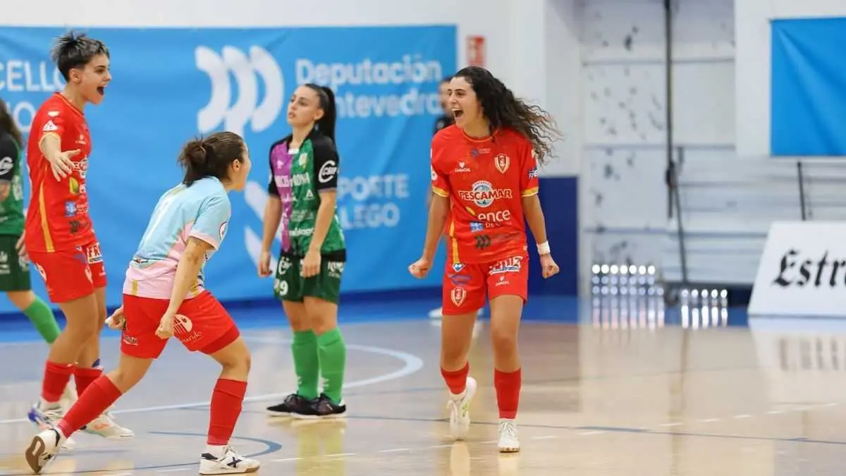 Carolina Pedreira (&aacute; dereita), celebrando coa s&uacute;as compa&ntilde;eiras do Poio Pescamar un gol. (Foto cedida)