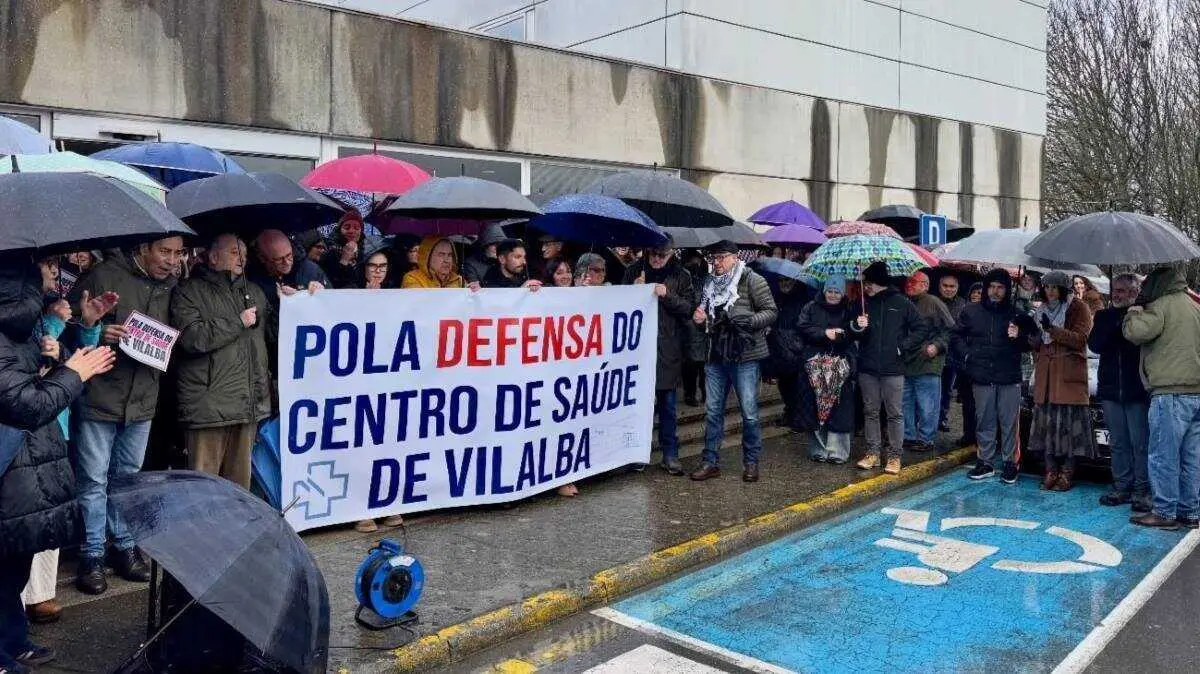 Mobilizaci&oacute;n ante o centro de sa&uacute;de de Vilalba este 9 de xaneiro. (Foto: Concello de Vilalba)