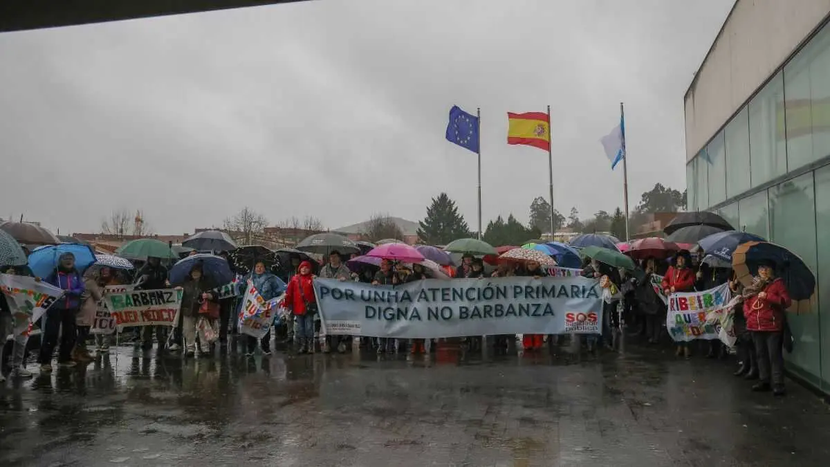 Veci&ntilde;anza do Barbanza, esta quinta feira, concentrada ante a Consellar&iacute;a de Sanidade. (Foto: Arxina)