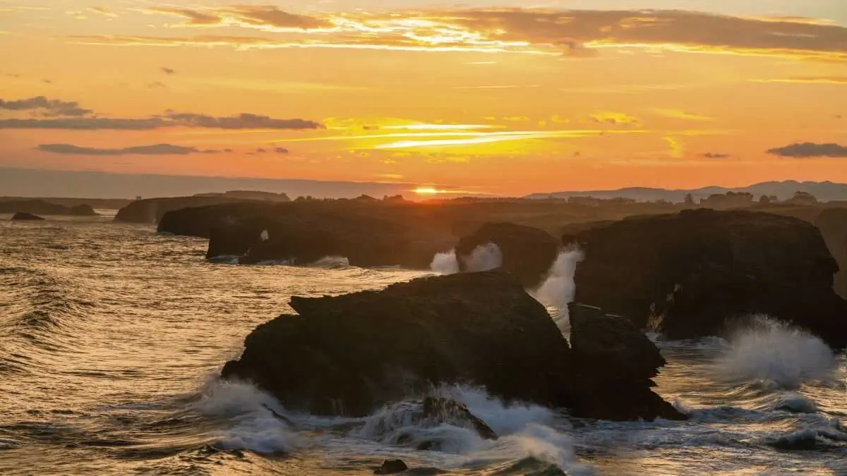 Amencer na praia das Catedrais, en Ribadeo (A Mari&ntilde;a). (Foto: Mike Mareen)