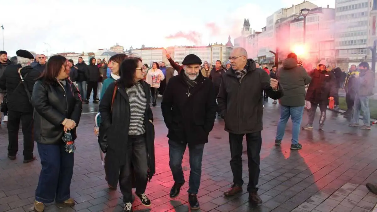 Natividade Gonz&aacute;lez, Sol Agra, Silvia Seixa, N&eacute;stor Rego e Francisco Jorquera esta segunda feira nas protestas do sector pesqueiro na Coru&ntilde;a. (Foto: N&oacute;s Diario)