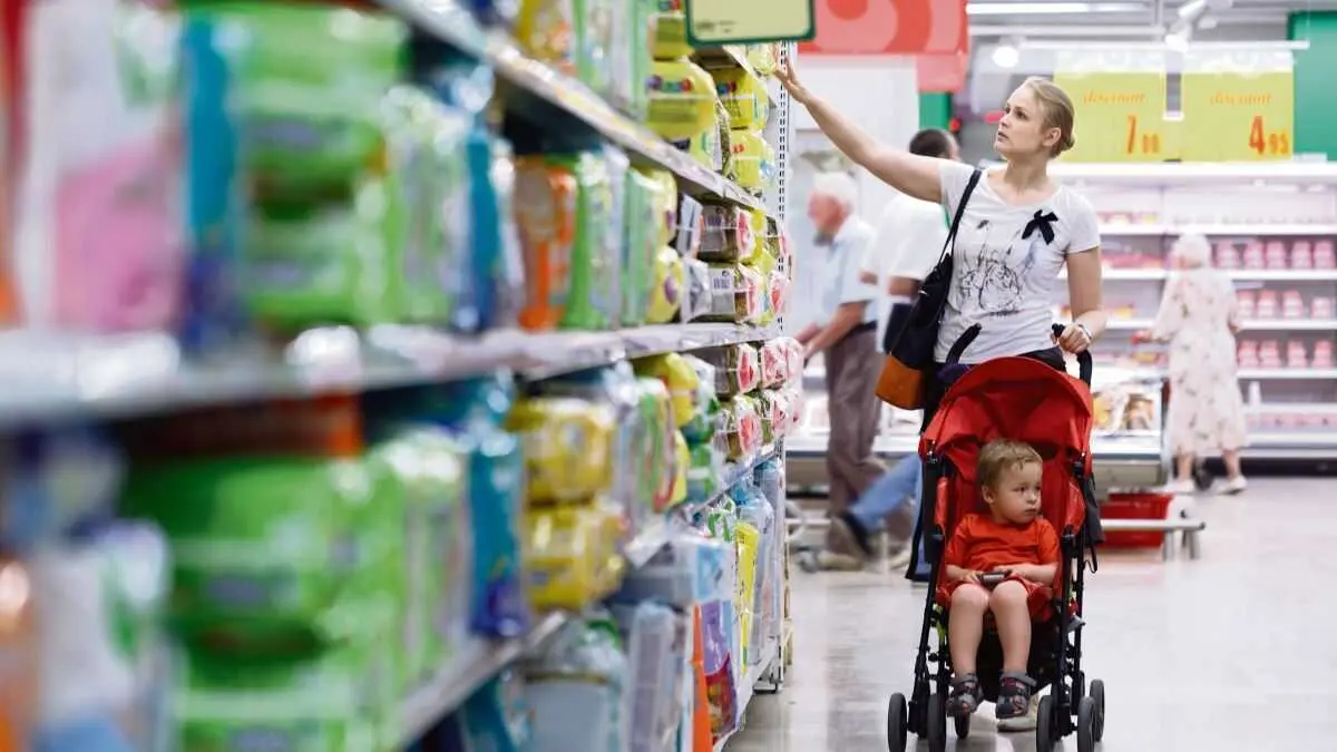 Nai e seu fillo nun supermercado. (Foto: Danr13)