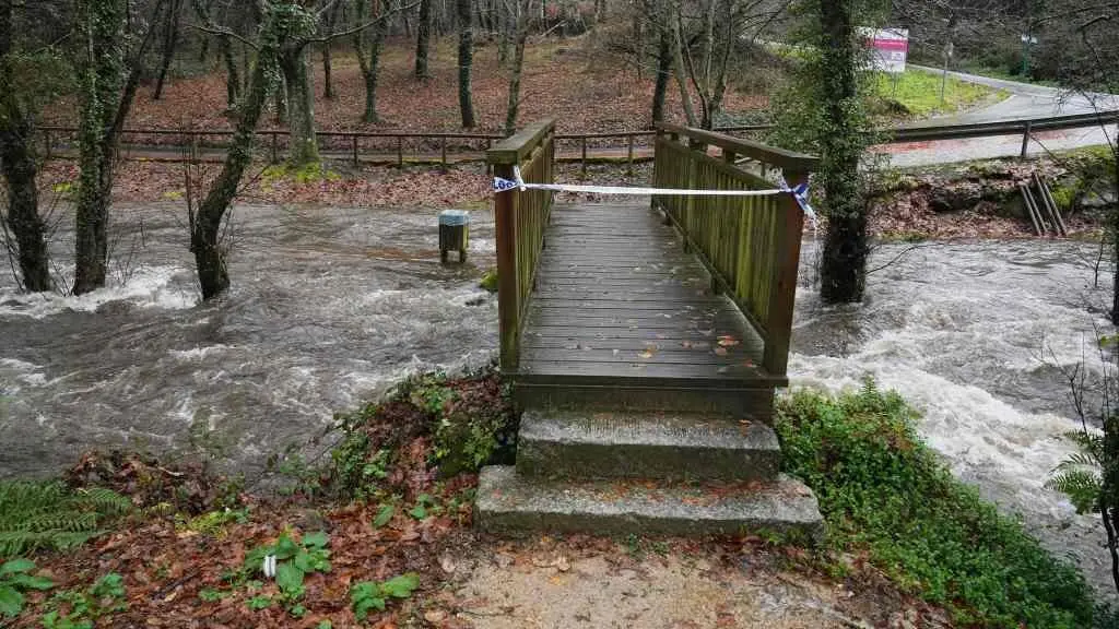Crecida do Regueiro de Calvos, afluente do rio Gallo, en Cuntis. (Foto: &Aacute;lvaro Ballesteros / Europa Press)
