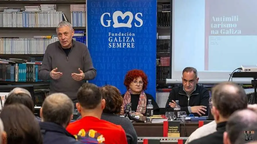 Bieito Lobeira, Montse Prado e Manuel Caride na presentaci&oacute;n de 'Antimilitarismo galego' na librar&iacute;a Cartab&oacute;n de Vigo o 15 de xaneiro. (Foto: Librar&iacute;a Cartab&oacute;n)