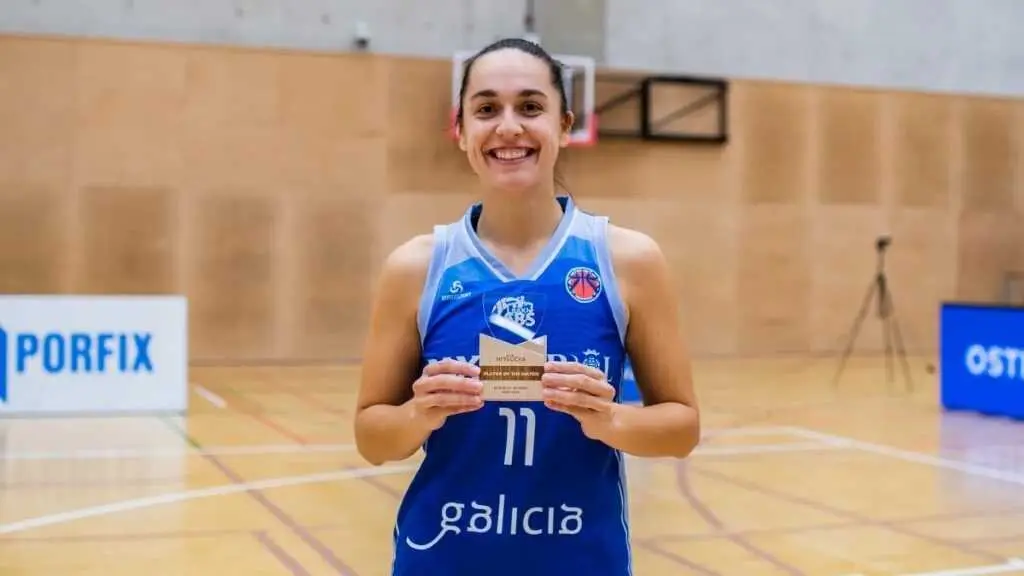Blanca Mill&aacute;n posando co trofeo de mellor xogadora do partido no partido ante o Ostrava checo (64-98), o pasado 5 de novembro. (Foto: FIBA)