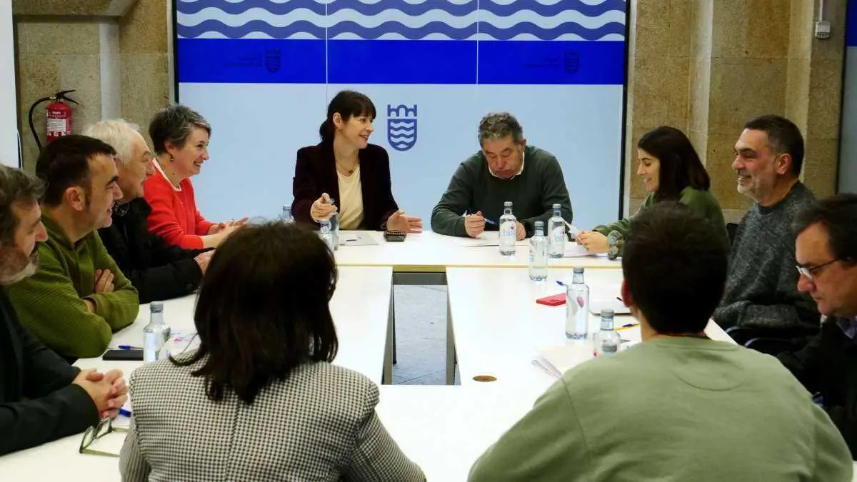 Ana Pont&oacute;n e Miguel Anxo Fern&aacute;ndez Lores, reunidos co Goberno municipal esta sexta feira en Pontevedra. (Foto: N&oacute;s Diario)