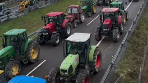 Corte de tr&aacute;fico onte na A-52 ao seu paso por Xinzo de Limia, contra o tratado UE-Mercosur. (Foto: N&oacute;s Diario)
