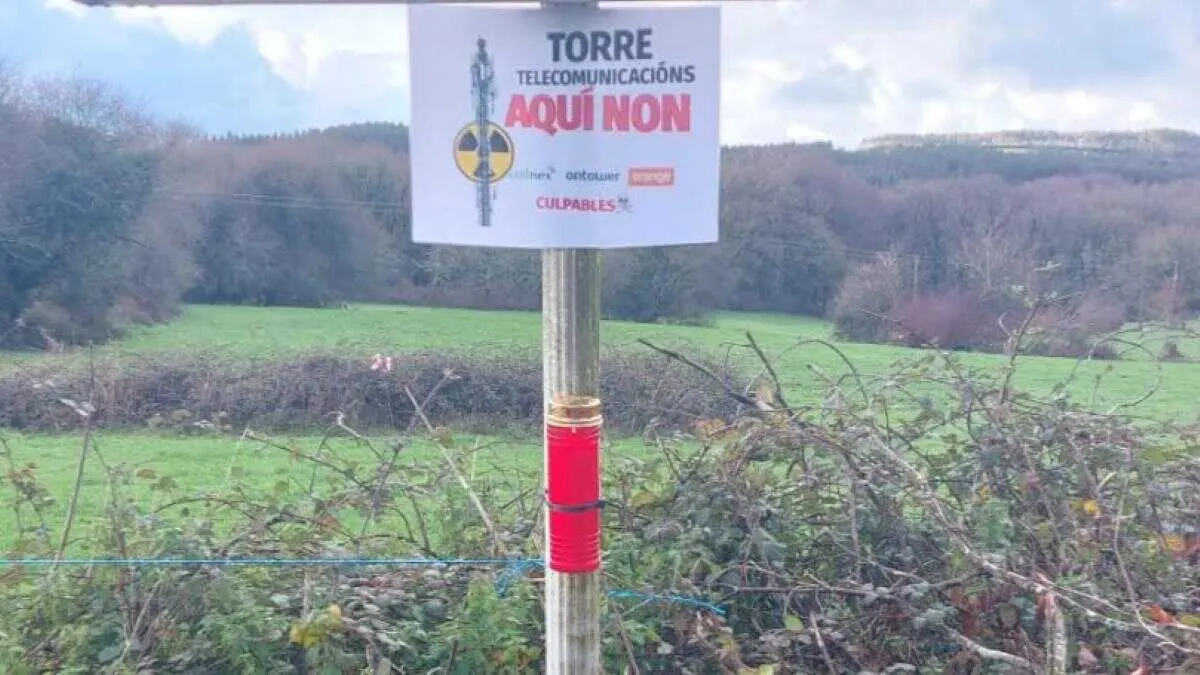 Carteis informativos en rexeitamento &aacute; torre de telecomunicaci&oacute;n en Fillo, Forcarei. (Foto: N&oacute;s Diario)