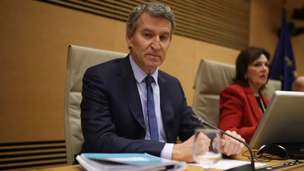 O presidente do Partido Popular espa&ntilde;ol, Alberto N&uacute;&ntilde;ez Feixoo, esta segunda feira, no Congreso. (Foto: Alejandro Mart&iacute;nez V&eacute;lez / Europa Press)