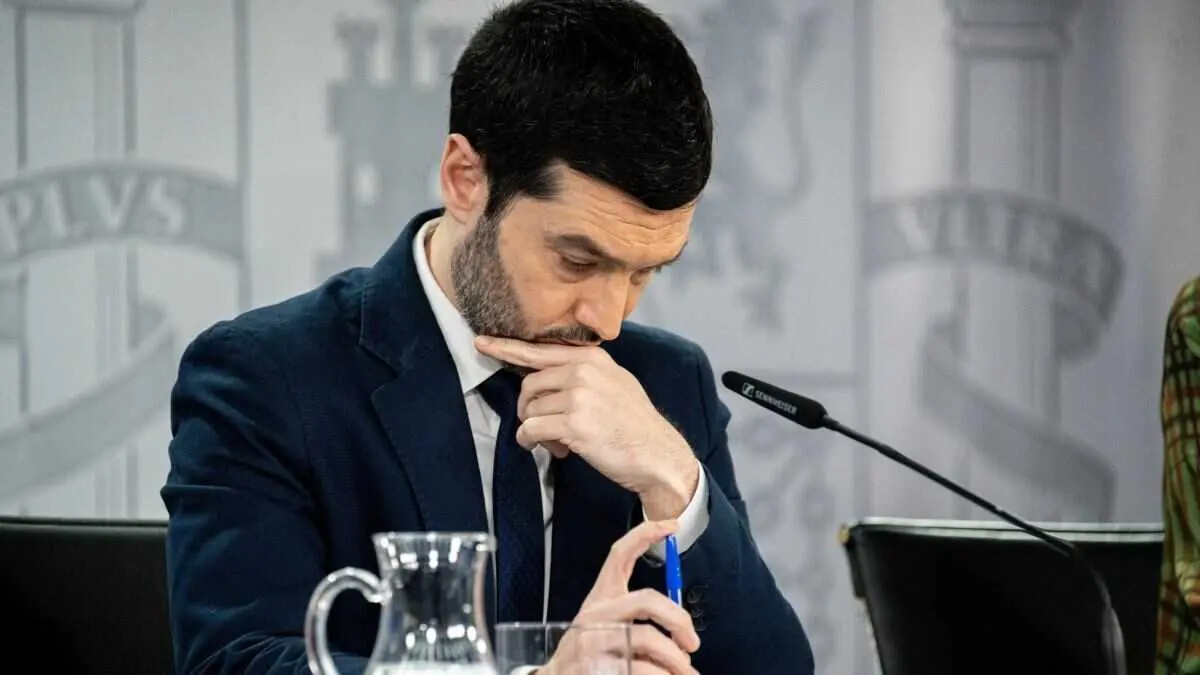 O ministro espa&ntilde;ol de dereitos sociais, Pablo Bustinduy na rolda de prensa do 10 de febreiro. (Foto: Gabriel Luengas / Europa Press)
