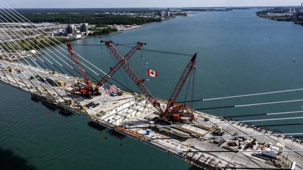 Obras na ponte entre Michigan e Ontario. (Foto: Europa Press / Contacto / Jim West)