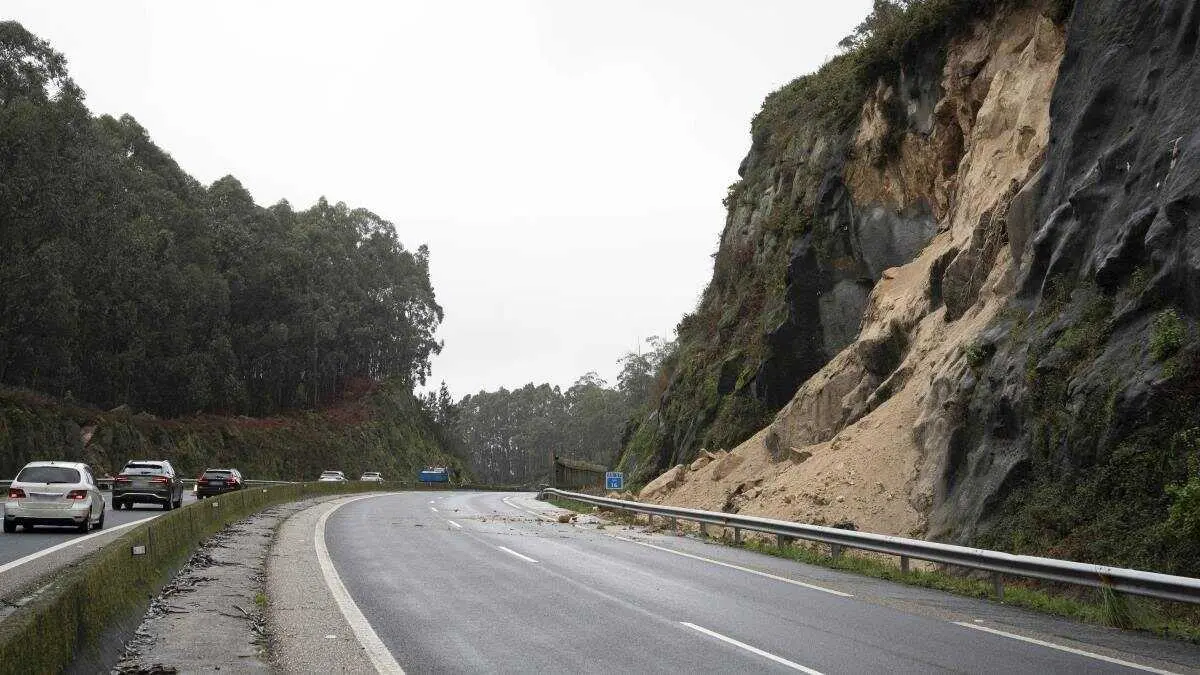 Desprendemento de terra na AG-57 ao seu paso por Gondomar. (Foto: Adri&aacute;n Irago / Europa Press)