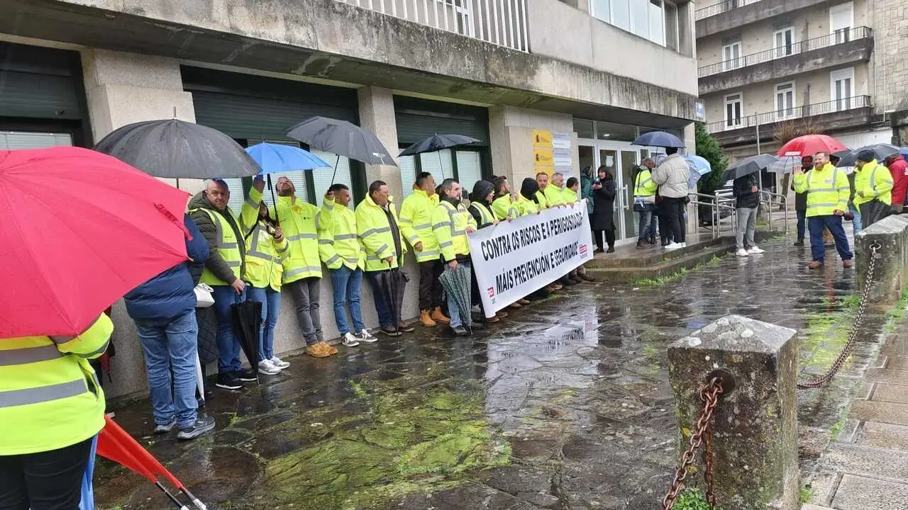 Traballadores de mantemento de autoestradas na concentraci&oacute;n en Lugo deste 13 de febreiro. (Foto: Europa Press).