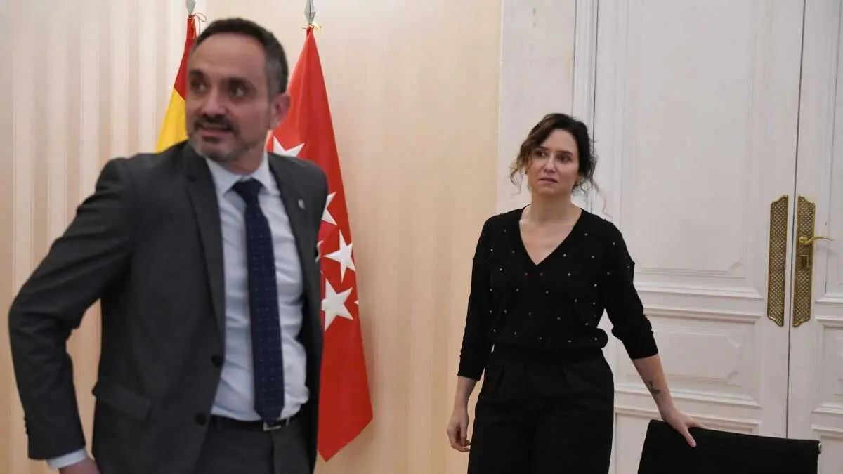 O alcalde de M&oacute;stoles, Manuel Bautista, e a presidenta da Comunidade de Madrid, Isabel D&iacute;az Ayuso. (Foto: Fernando S&aacute;nchez / Europa Press)
