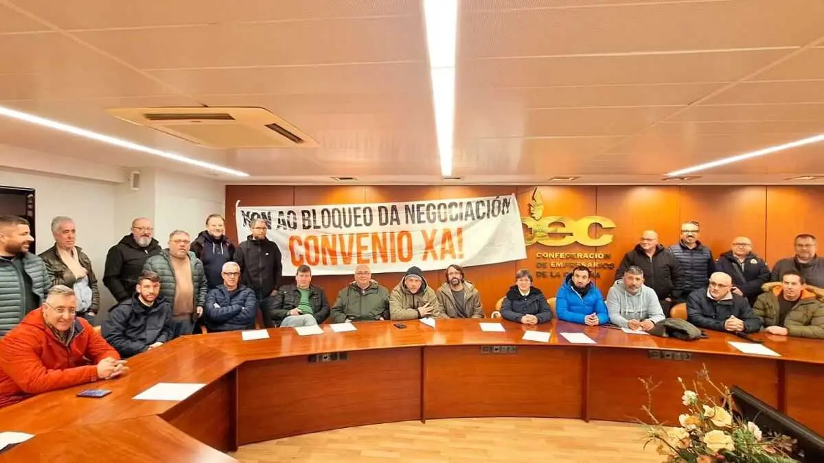 Delegados da CIG, esta cuarta feira, na sede da patronal da Coru&ntilde;a. (Foto: N&oacute;s Diario)