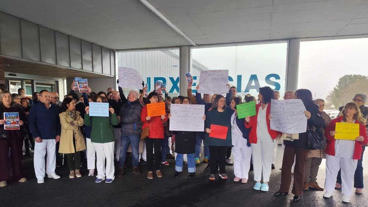 Mobilizaci&oacute;n dos celadores do HULA, esta cuarta feira. (Foto: N&oacute;s Diario)