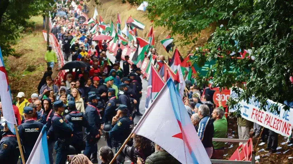 Concentraci&oacute;n contra a participaci&oacute;n do Israel-Premier Tech na Volta a Espa&ntilde;a, o 9 de setembro. (Foto: N&oacute;s Diario)
